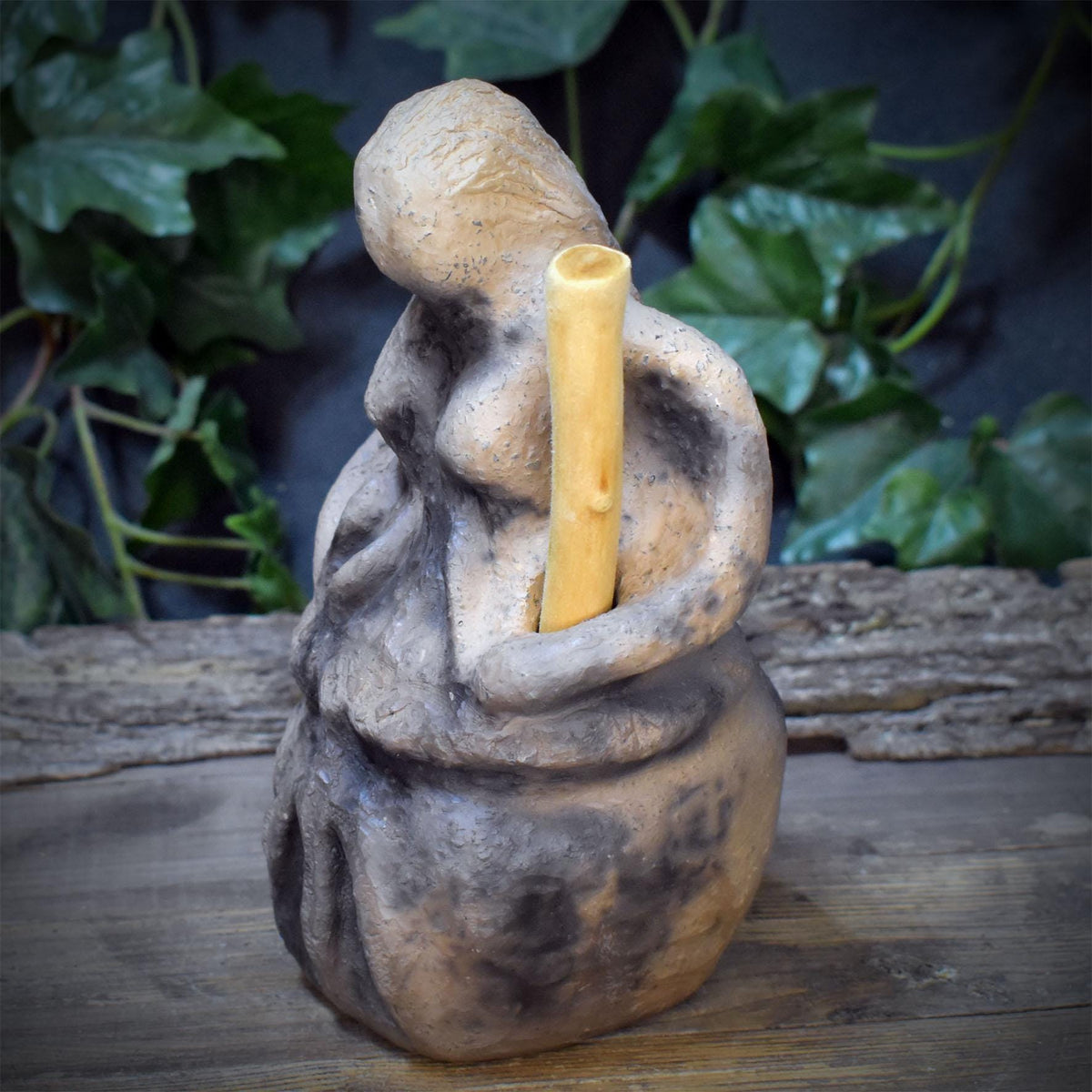 Baba Jaga Skulptur im Mörser aus Keramik, Hexe Altarfigur mit Holzstößel und Hühnerfuß Relief, Unikat SKU335