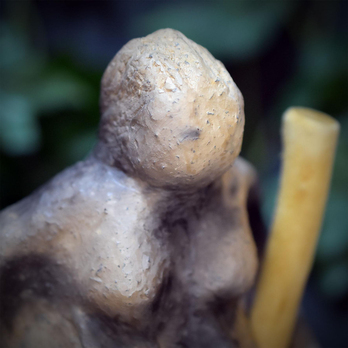 Baba Jaga Skulptur im Mörser aus Keramik, Hexe Altarfigur mit Holzstößel und Hühnerfuß Relief, Unikat SKU335
