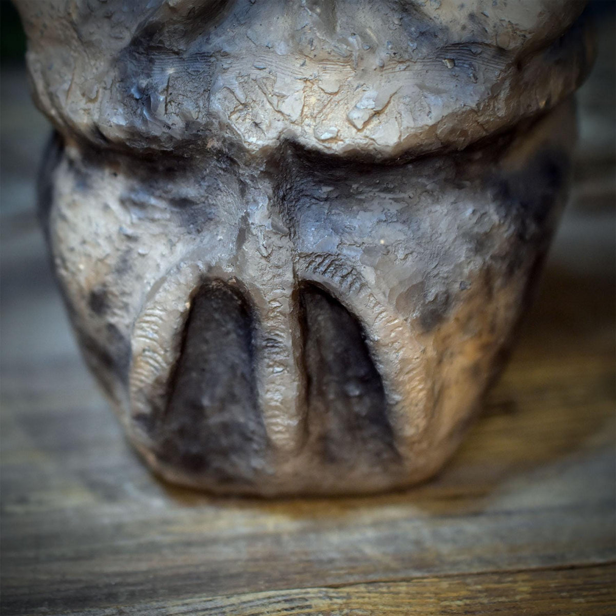 Baba Jaga Skulptur im Mörser aus Keramik, Hexe Altarfigur mit Holzstößel und Hühnerfuß Relief, Unikat SKU335