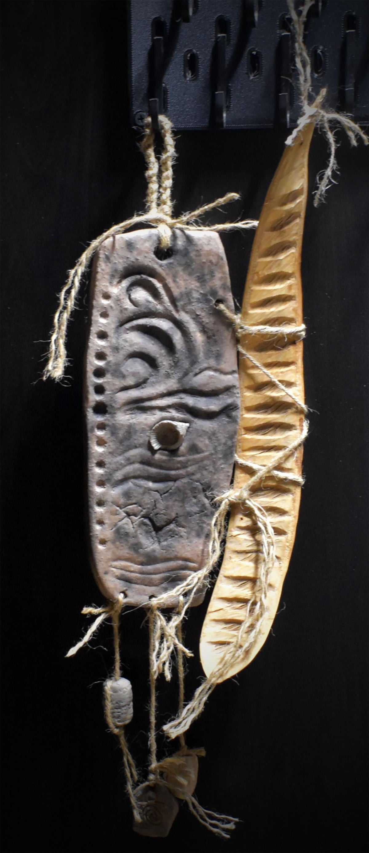 Gezeiten Wanddeko aus Keramik, Wandbehang mit fossiler Hornkoralle und Jacaranda Schote Frauenwunder, Unikat HEX063