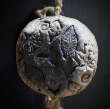 Mond Erde Wasser Wanddeko aus Keramik, Wandbehang mit Ammonit, Koralle und Glocke, Elemente Talisman Unikat HEX064
