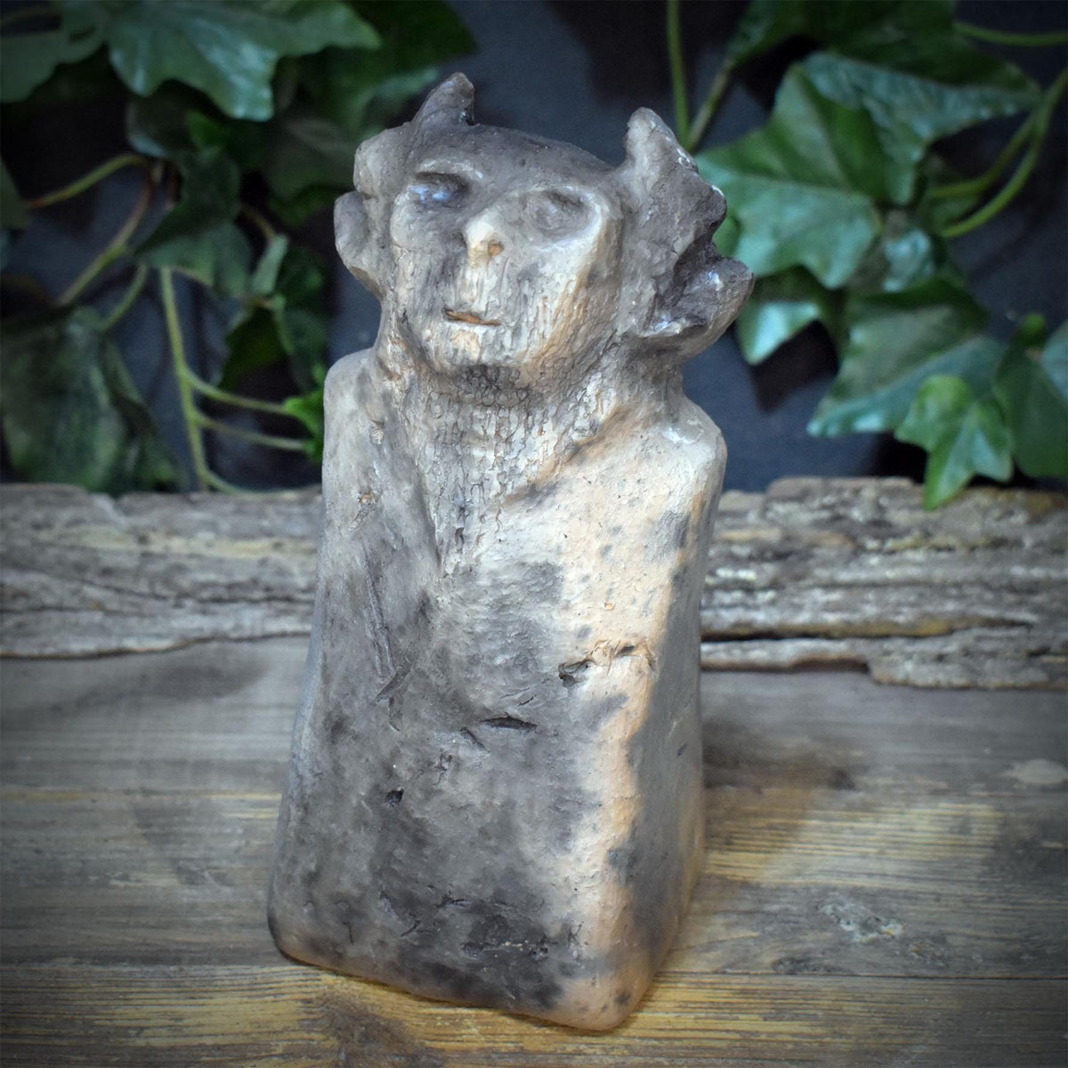 Cernunnos Skulptur aus Keramik, Waldgott Stele als Altarfigur, gehörnter Wächter für Rituale & Erdung, Unikat SKU336