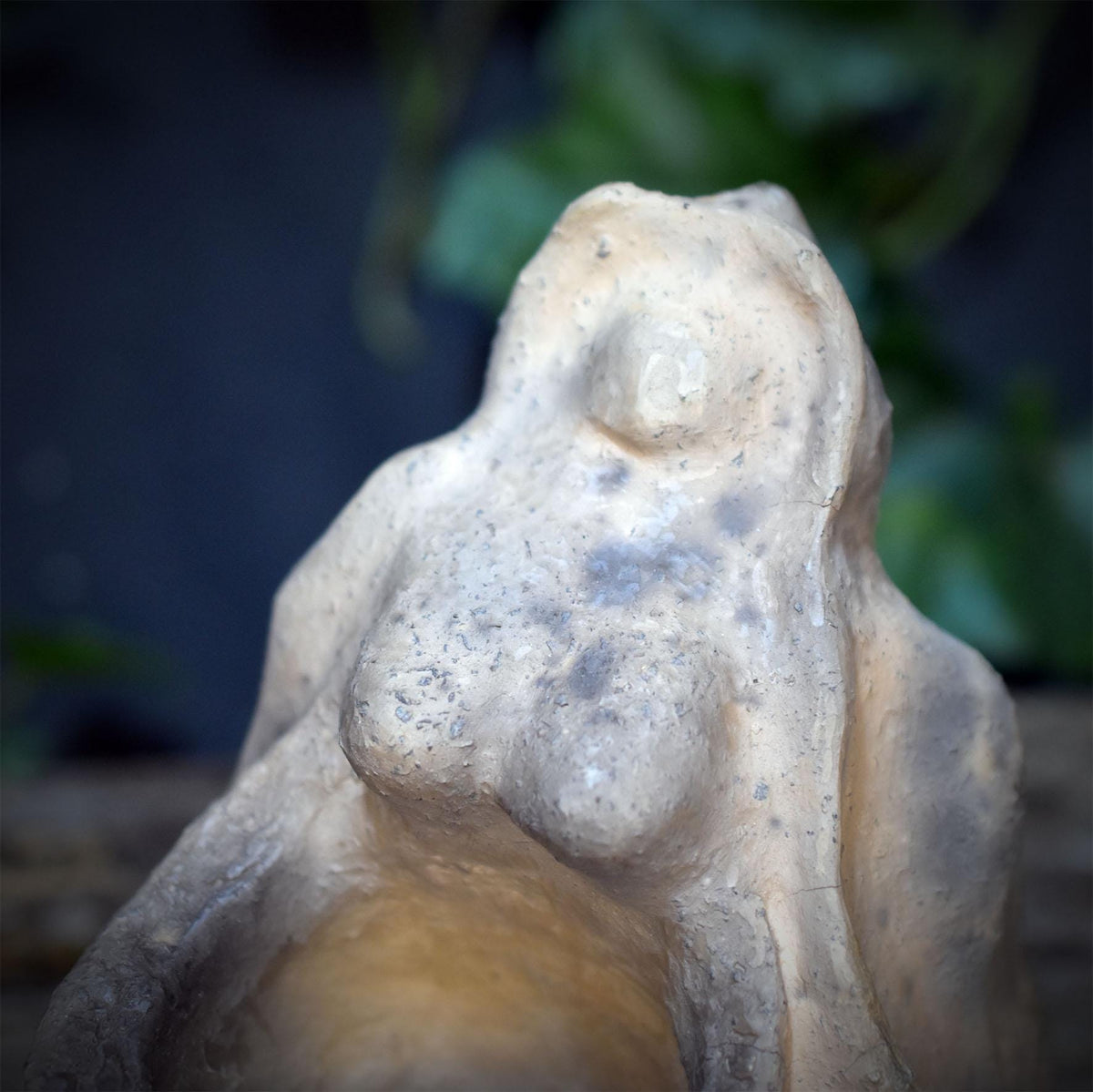 Ceridwen Skulptur aus Keramik, Kessel Altarfigur mit Gabenschale für Rituale, keltische Hüterin der Wandlung, Unikat SKU337