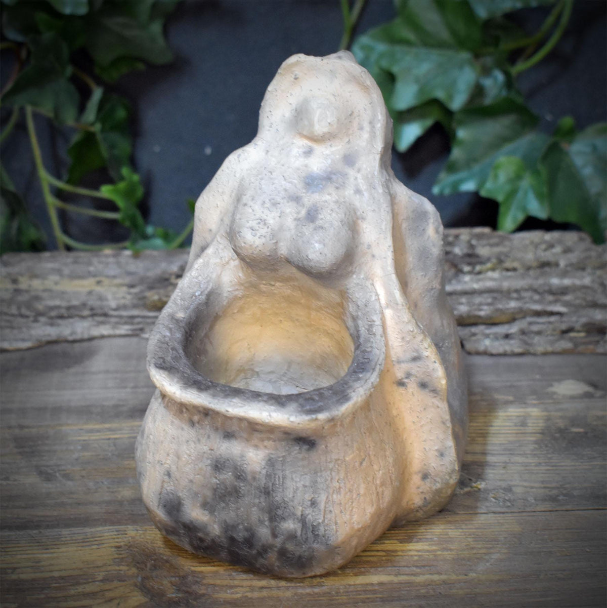 Ceridwen Skulptur aus Keramik, Kessel Altarfigur mit Gabenschale für Rituale, keltische Hüterin der Wandlung, Unikat SKU337