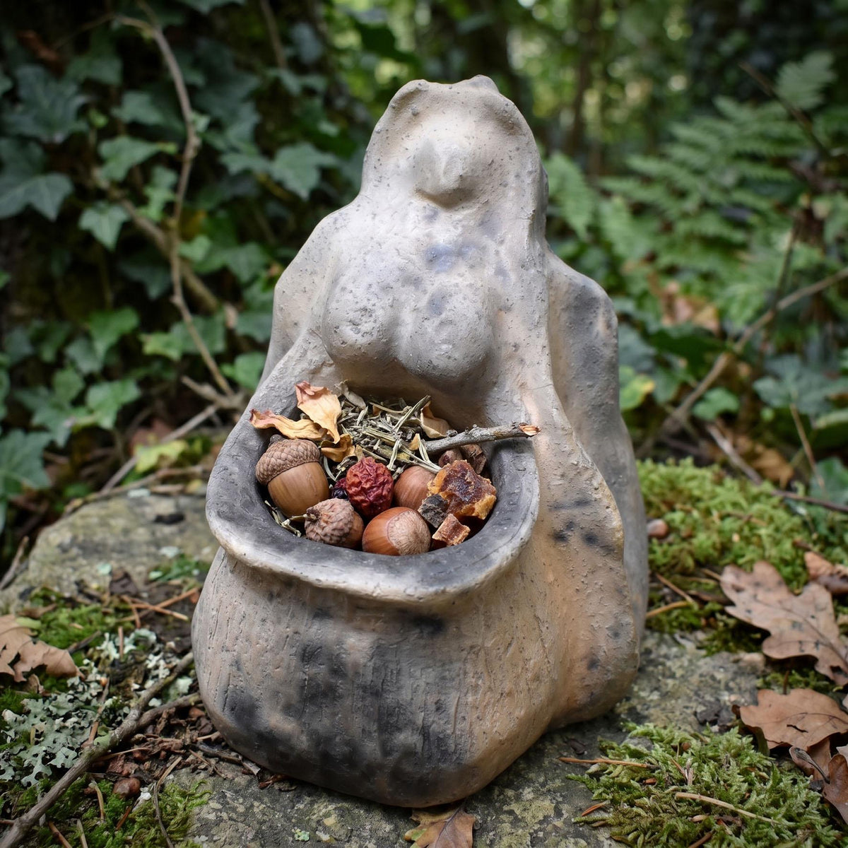 Ceridwen Skulptur aus Keramik, Kessel Altarfigur mit Gabenschale für Rituale, keltische Hüterin der Wandlung, Unikat SKU337