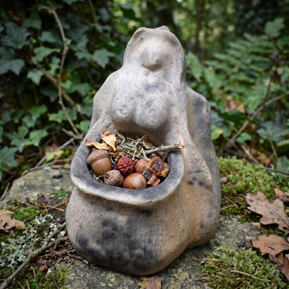 Ceridwen Skulptur aus Keramik, Kessel Altarfigur mit Gabenschale für Rituale, keltische Hüterin der Wandlung, Unikat SKU337