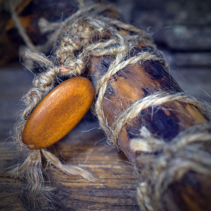 Ritualstab aus Holz und Keramik mit Sandrose und Holzperle, schamanischer Kraftstab für Rituale, Unikat RST055