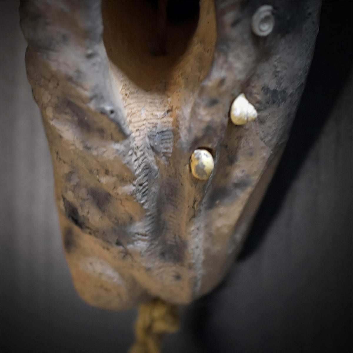 Schwellenhüter Wanddeko aus Keramik, Wandbehang mit echten Fossilien, Muschel & Metallglocke, Schutz Talisman Unikat HEX065