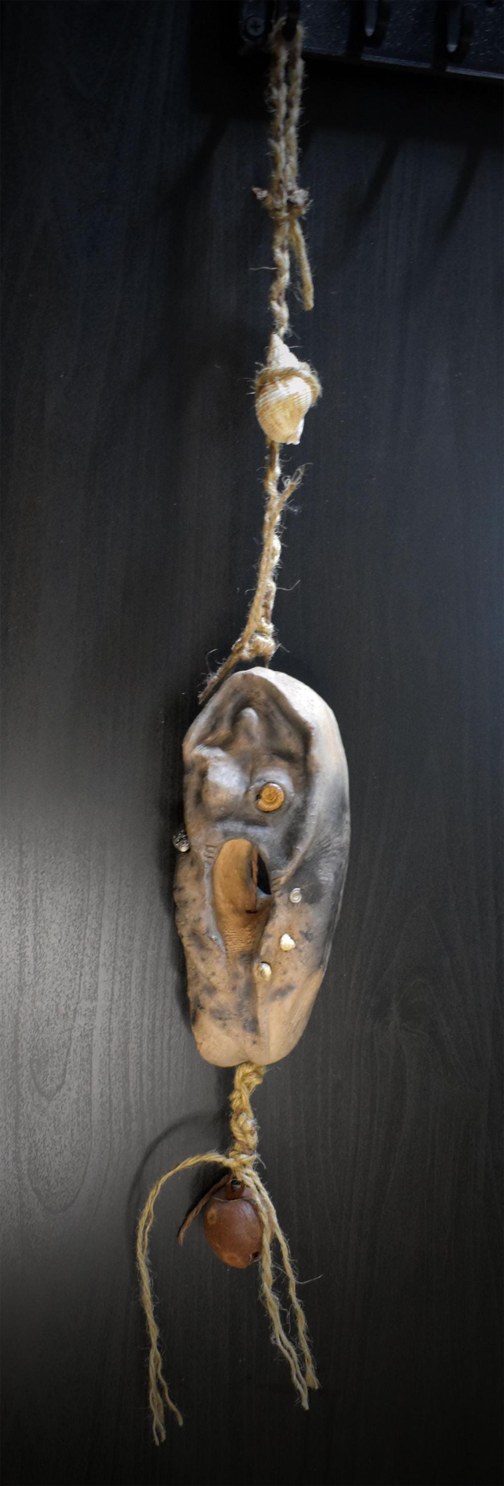 Schwellenhüter Wanddeko aus Keramik, Wandbehang mit echten Fossilien, Muschel & Metallglocke, Schutz Talisman Unikat HEX065