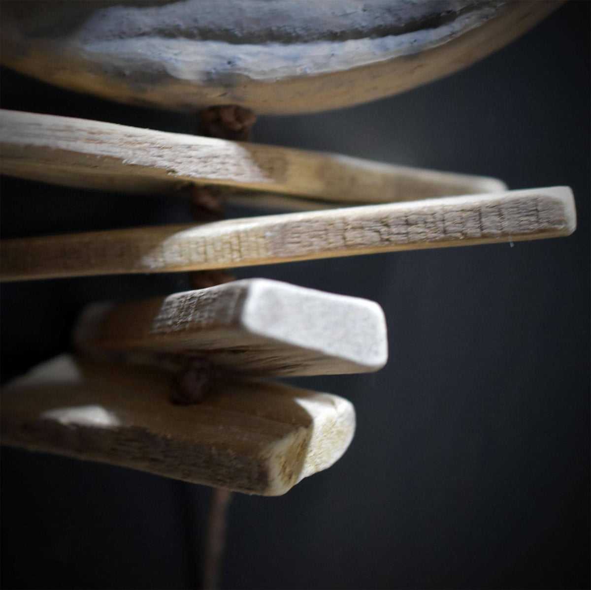 Hühnergott Wanddeko Keramik, Hagstone Wandbehang mit echten Fossilien und Treibholz, Schutztalisman Unikat HEX066
