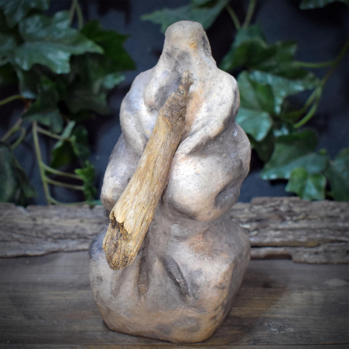 Baba Yaga Skulptur aus Keramik, archaische Hexe auf Mörser mit Stößel aus Holz, Altarfigur Unikat SKU330