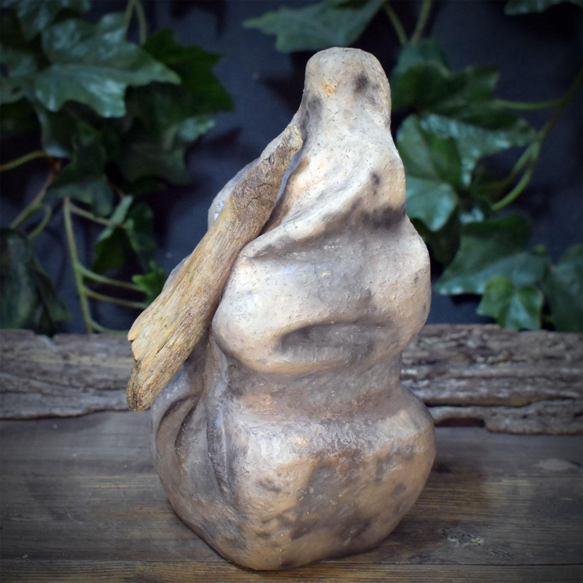 Baba Yaga Skulptur aus Keramik, archaische Hexe auf Mörser mit Stößel aus Holz, Altarfigur Unikat SKU330