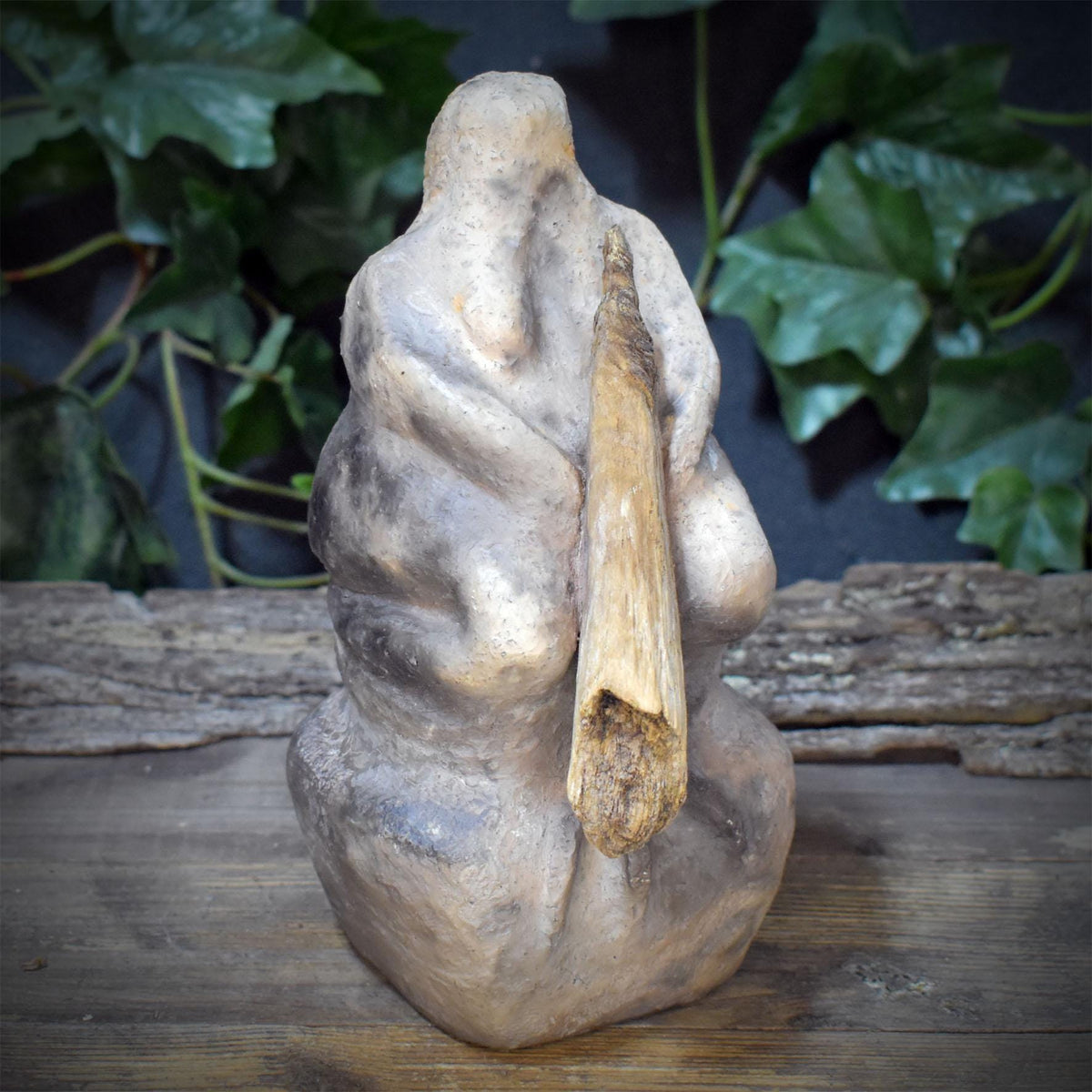 Baba Yaga Skulptur aus Keramik, archaische Hexe auf Mörser mit Stößel aus Holz, Altarfigur Unikat SKU330