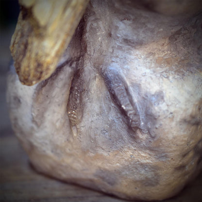 Baba Yaga Skulptur aus Keramik, archaische Hexe auf Mörser mit Stößel aus Holz, Altarfigur Unikat SKU330