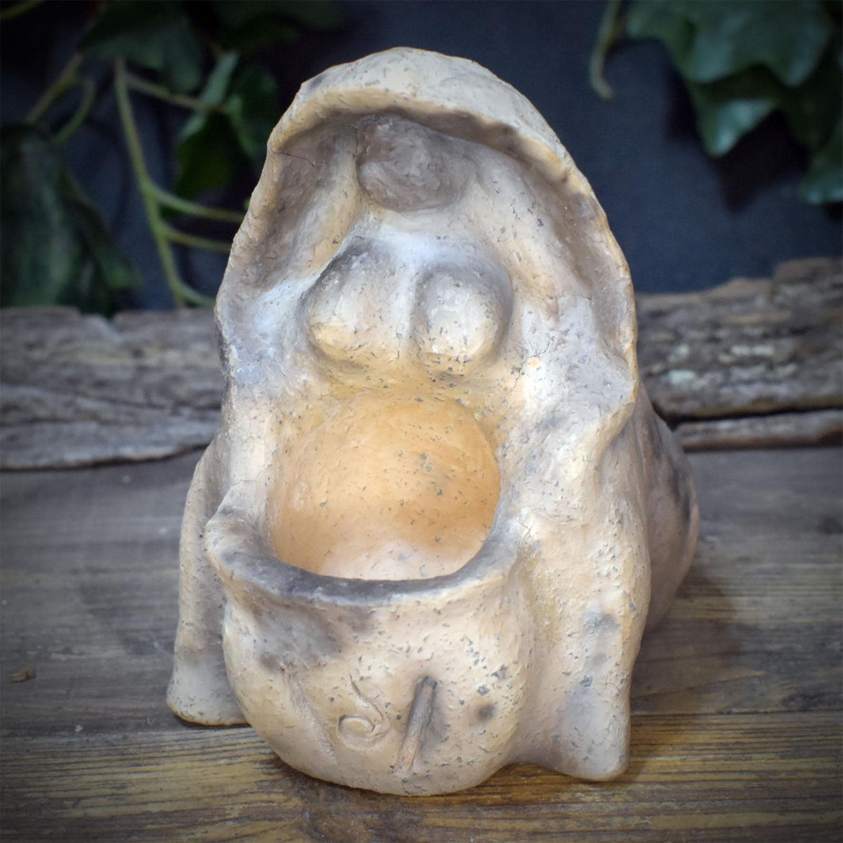 Cerridwen Skulptur Opferschale aus Keramik, keltische Göttin Kessel Figur für Altar und Rituale, Unikat SKU331