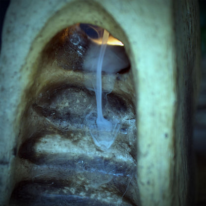Backflow Räucherkegelhalter Turm aus Keramik, Teelichthalter Tor mit Treppe, Wasserfall Räuchergefäß, Unikat RÄH089