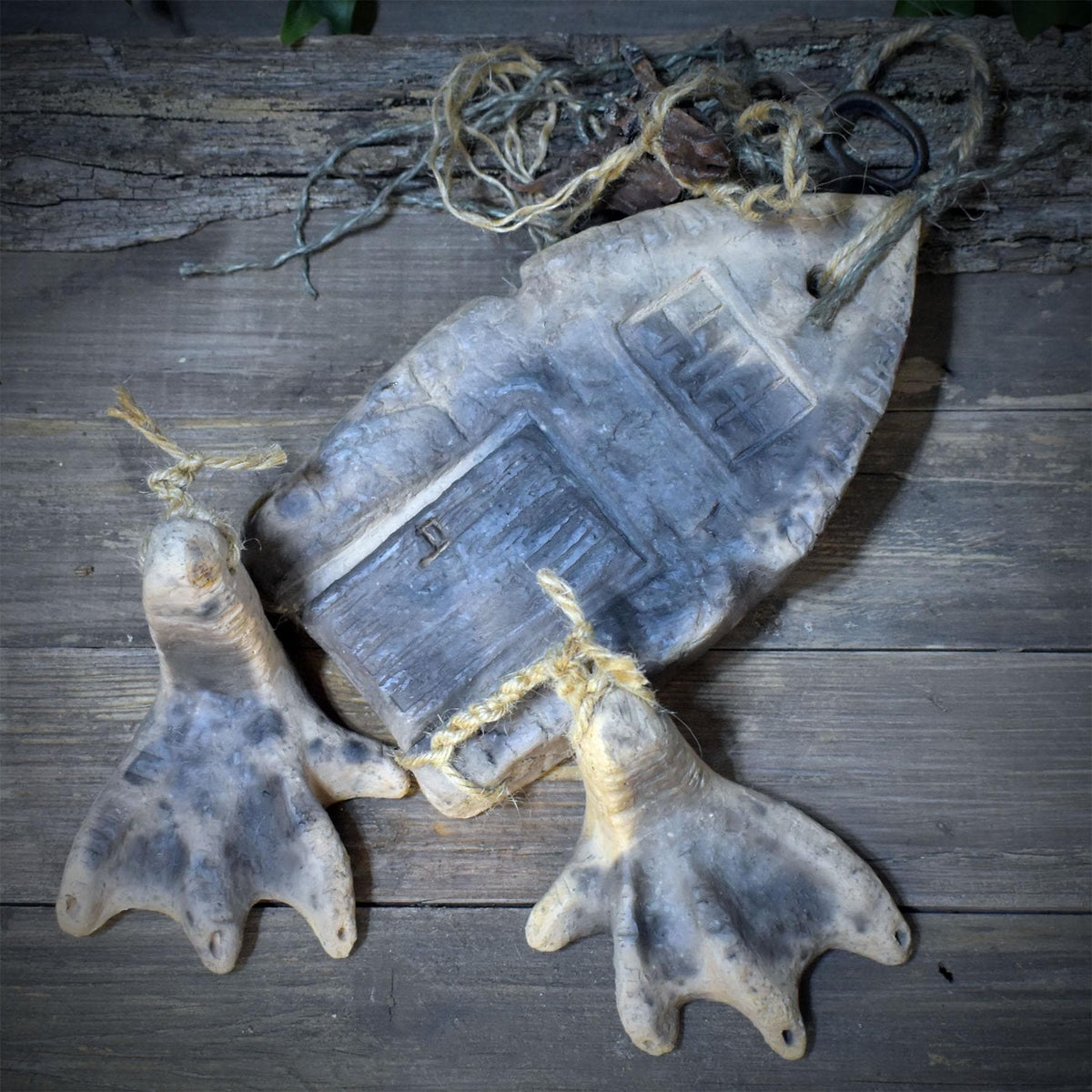 Baba Yaga Haus Wanddeko aus Keramik, Hexenhaus auf Hühnerbeinen mit Schlüssel, archaischer Talisman Unikat HEX059