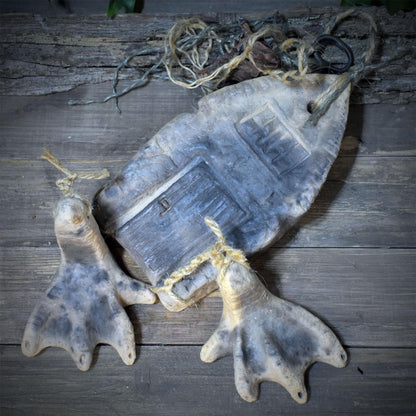 Baba Yaga Haus Wanddeko aus Keramik, Hexenhaus auf Hühnerbeinen mit Schlüssel, archaischer Talisman Unikat HEX059