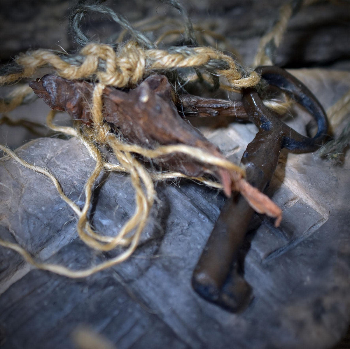 Baba Yaga Haus Wanddeko aus Keramik, Hexenhaus auf Hühnerbeinen mit Schlüssel, archaischer Talisman Unikat HEX059