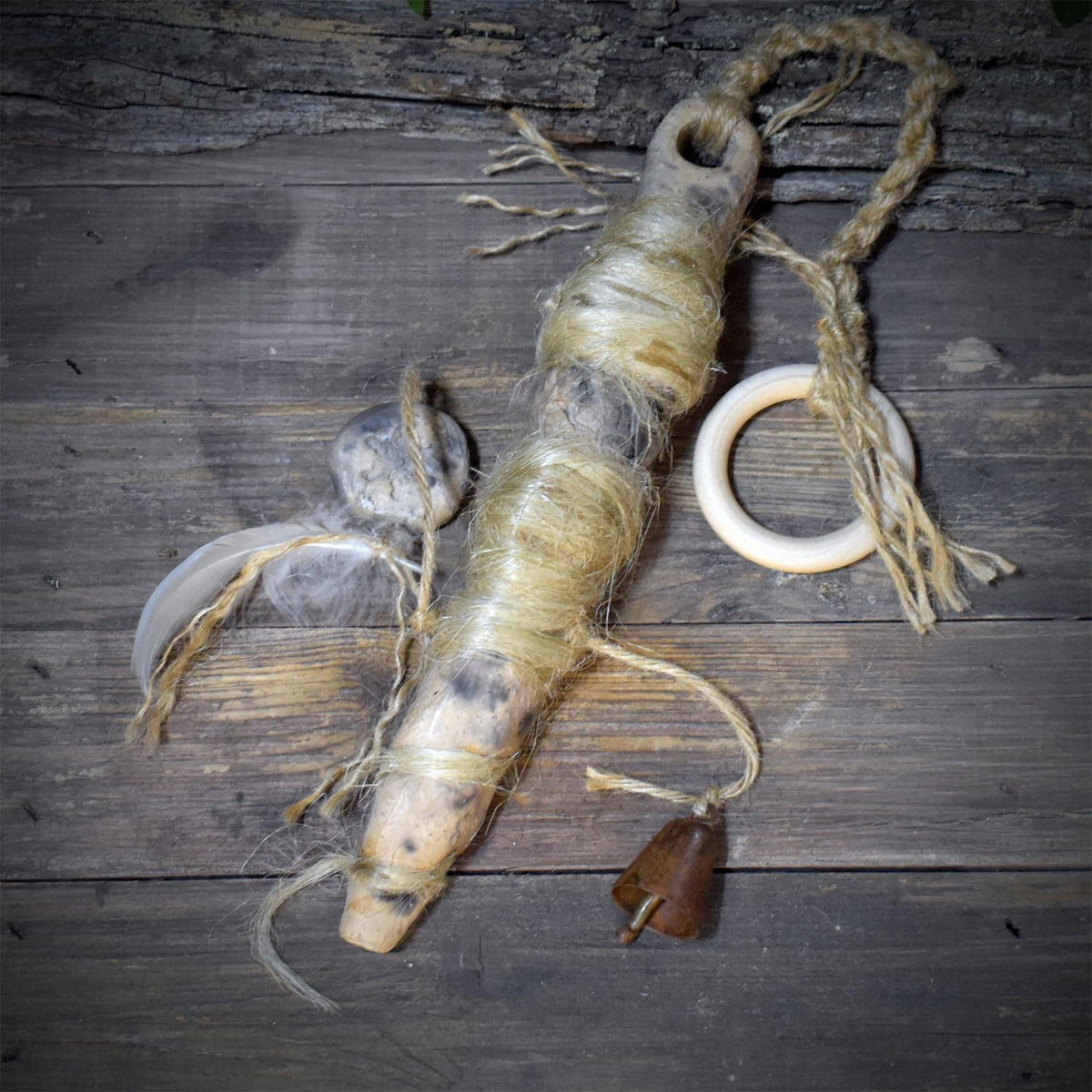 Holdas Spindel Wanddeko aus Keramik, Lebensfaden Talisman mit Hanf, Schneeflocke und Glocke, Unikat HEX061