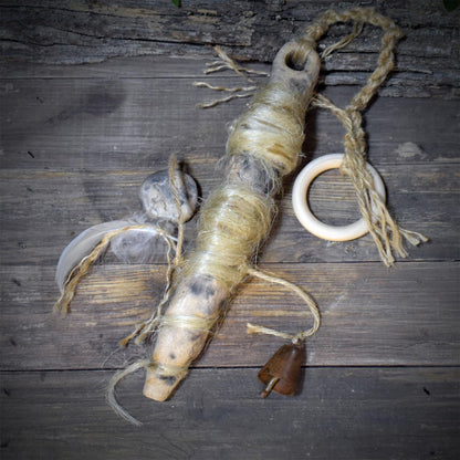 Holdas Spindel Wanddeko aus Keramik, Lebensfaden Talisman mit Hanf, Schneeflocke und Glocke, Unikat HEX061