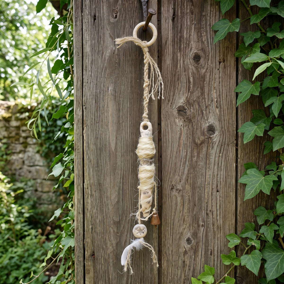 Holdas Spindel Wanddeko aus Keramik, Lebensfaden Talisman mit Hanf, Schneeflocke und Glocke, Unikat HEX061