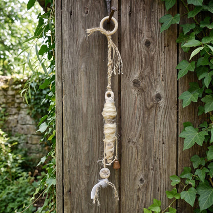 Holdas Spindel Wanddeko aus Keramik, Lebensfaden Talisman mit Hanf, Schneeflocke und Glocke, Unikat HEX061