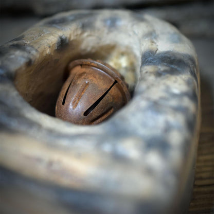 Holdas Tor Wanddeko aus Keramik, Schwellen Talisman mit Glocke, Strohpuppe und Ogham, Unikat HEX062