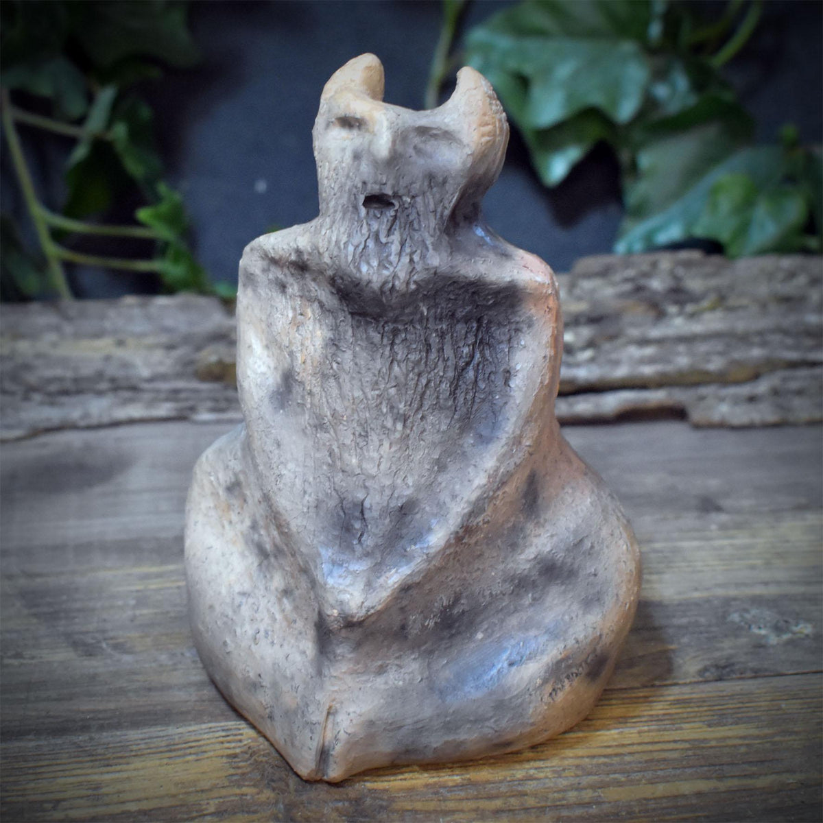 Cernunnos Skulptur aus Keramik, Gehörnter Gott Altarfigur, keltischer Waldgott für Naturrituale, Unikat SKU332