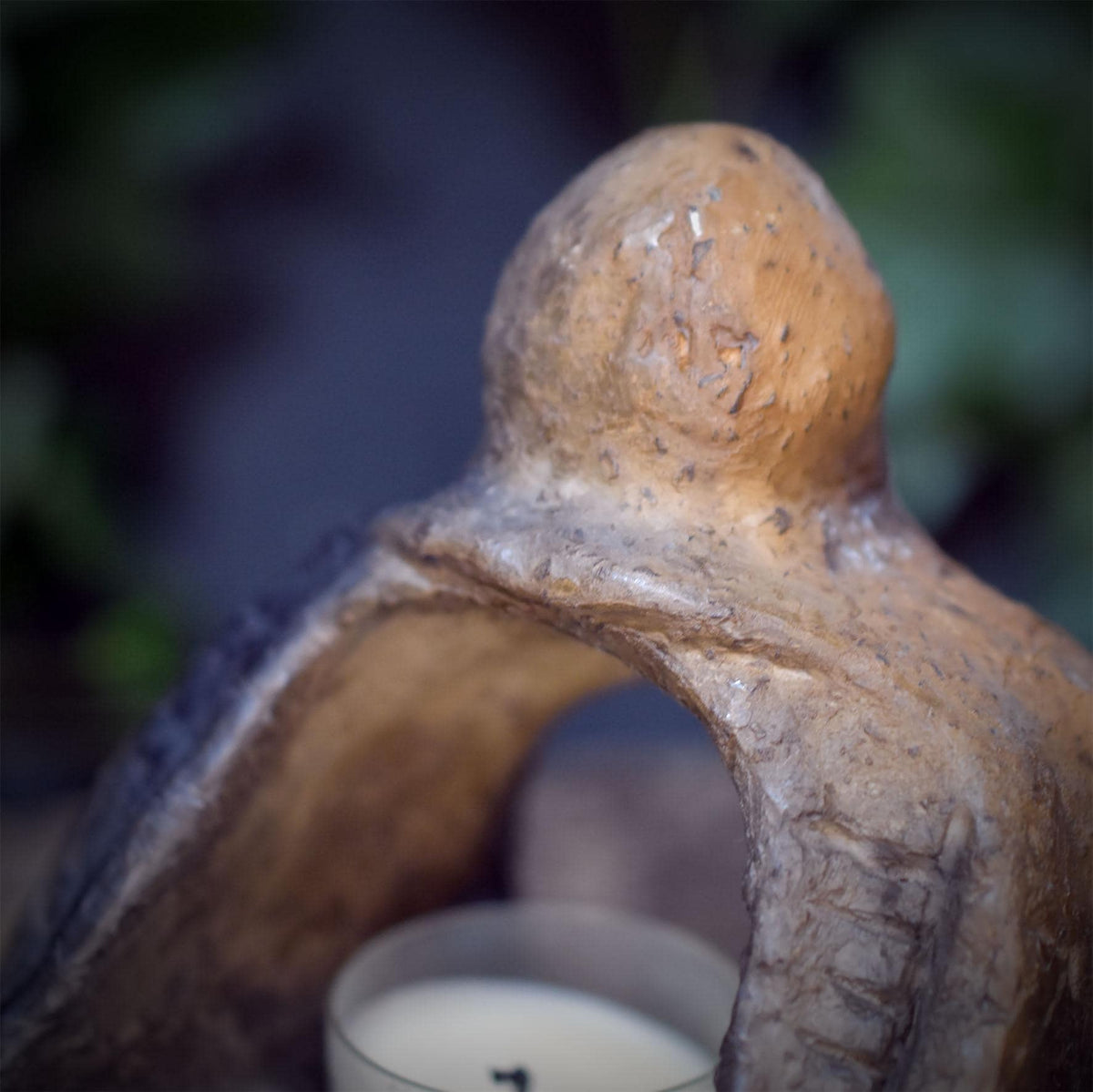 Teelichthalter Holda aus Keramik, Altar Schrein mit Stufen, archaisches Windlicht für Meditation und Rituale, Unikat TKH041
