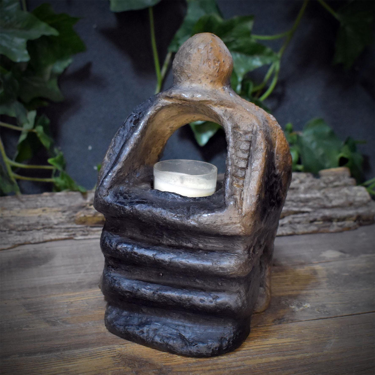 Teelichthalter Holda aus Keramik, Altar Schrein mit Stufen, archaisches Windlicht für Meditation und Rituale, Unikat TKH041