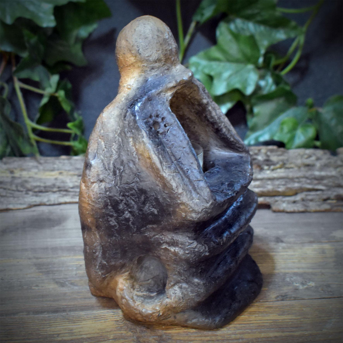 Teelichthalter Holda aus Keramik, Altar Schrein mit Stufen, archaisches Windlicht für Meditation und Rituale, Unikat TKH041