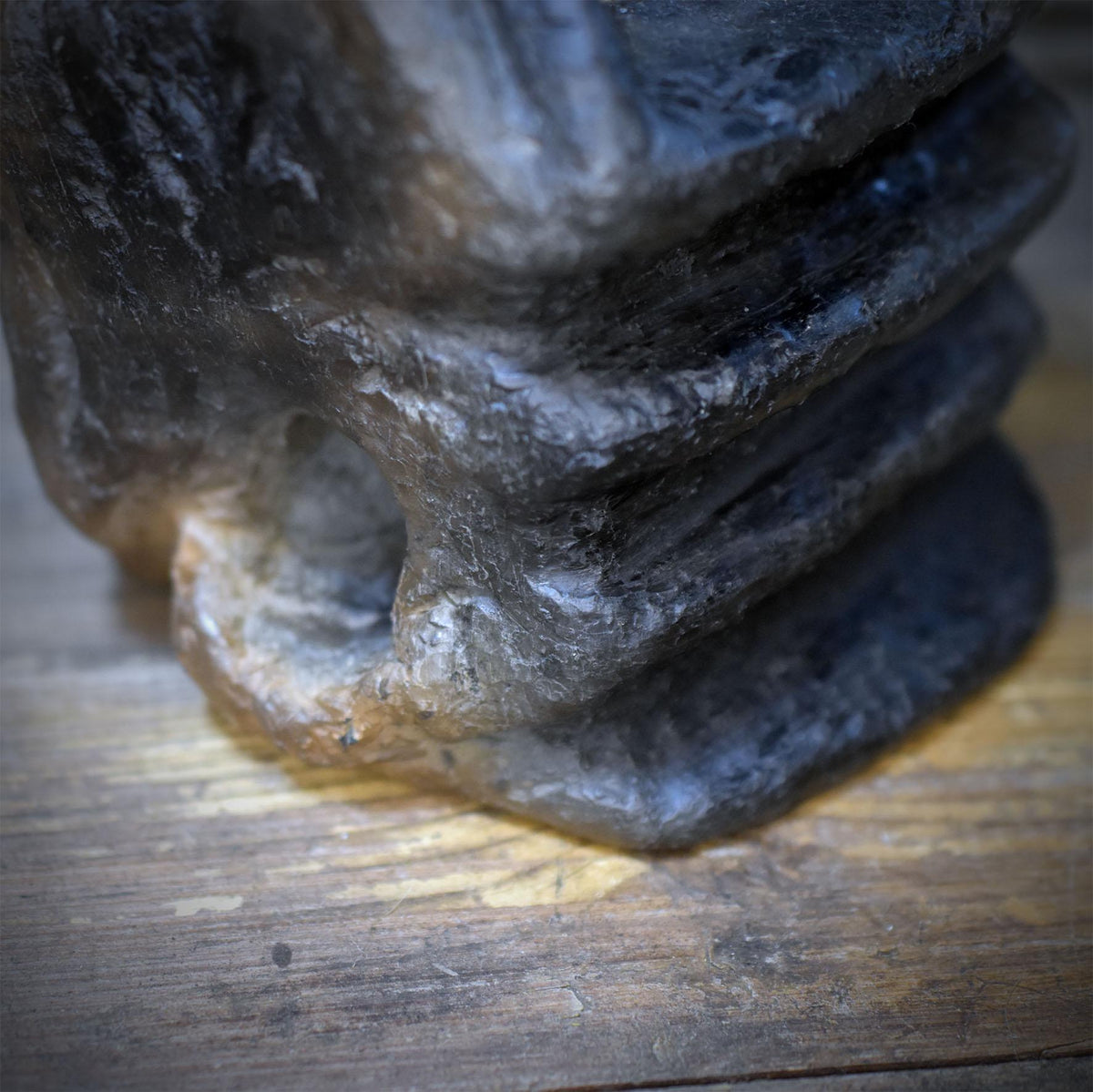 Teelichthalter Holda aus Keramik, Altar Schrein mit Stufen, archaisches Windlicht für Meditation und Rituale, Unikat TKH041