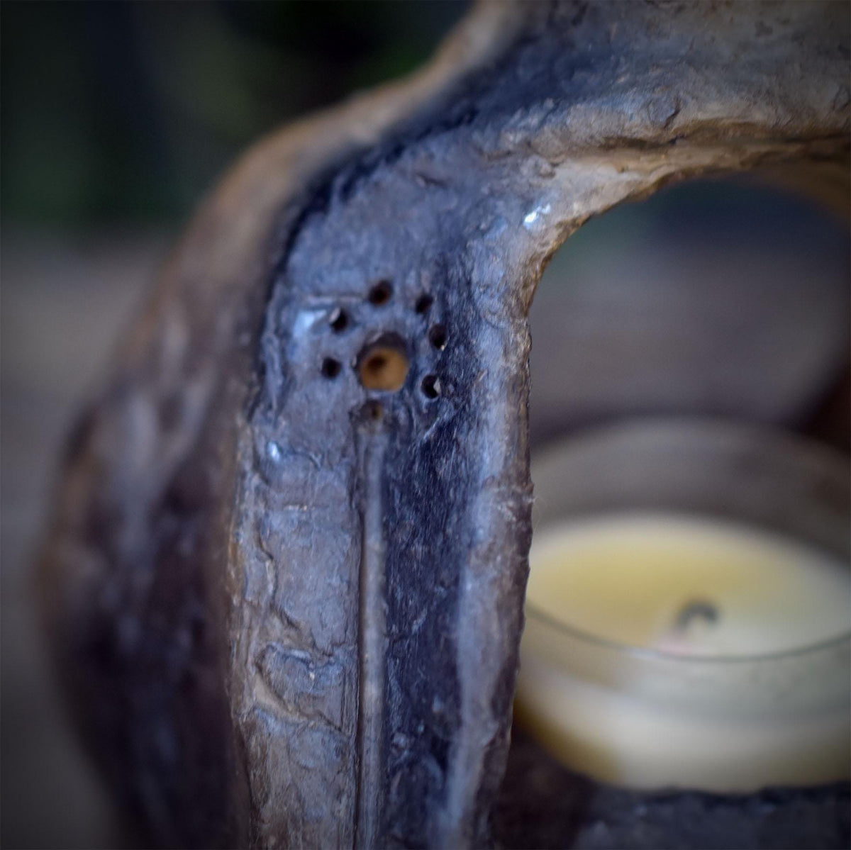 Teelichthalter Holda aus Keramik, Altar Schrein mit Stufen, archaisches Windlicht für Meditation und Rituale, Unikat TKH041