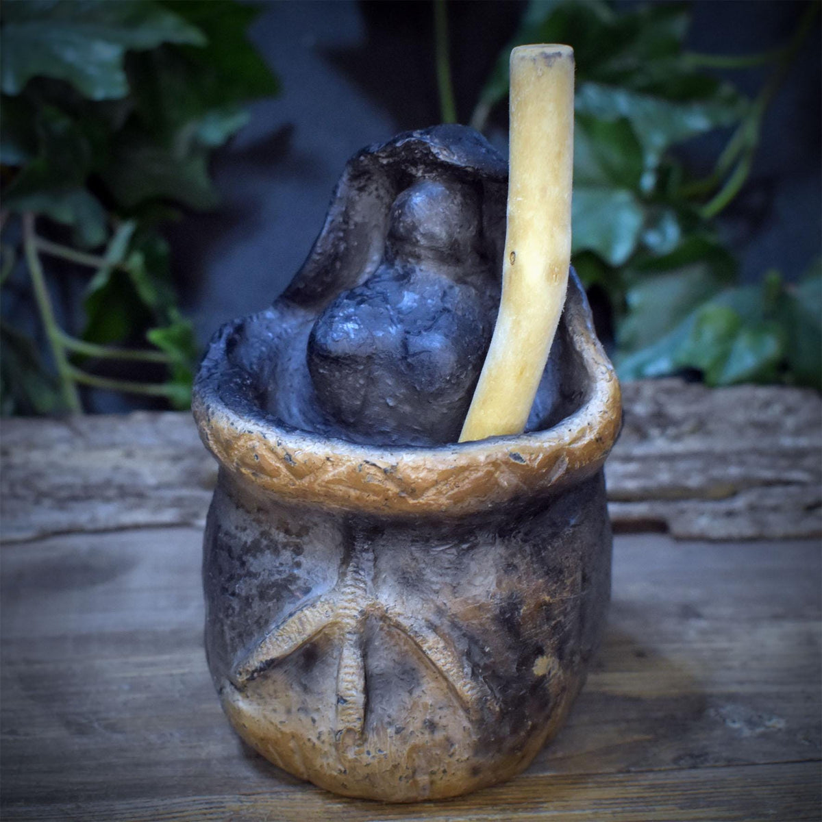 Baba Jaga im Mörser Skulptur Keramik, Hexe Altarfigur mit Holzstößel und Hühnerfuß Relief, Unikat SKU334