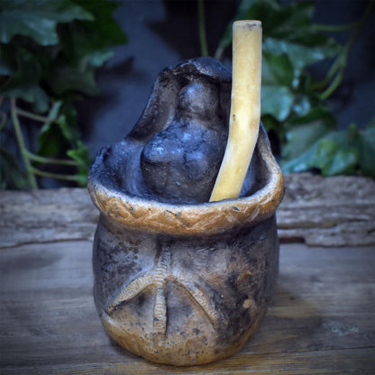 Baba Jaga im Mörser Skulptur Keramik, Hexe Altarfigur mit Holzstößel und Hühnerfuß Relief, Unikat SKU334