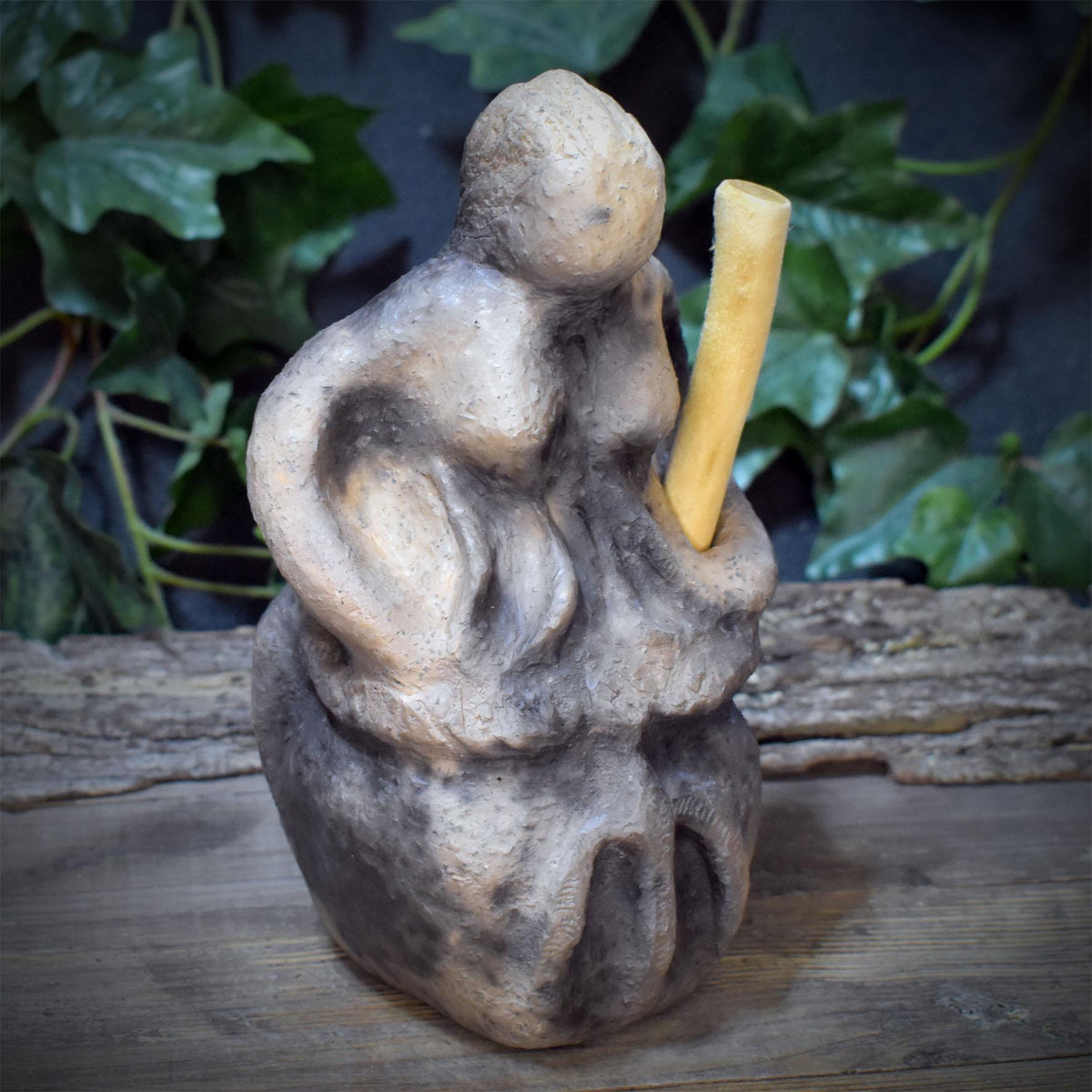 Baba Jaga Skulptur im Mörser aus Keramik, Hexe Altarfigur mit Holzstößel und Hühnerfuß Relief, Unikat SKU335