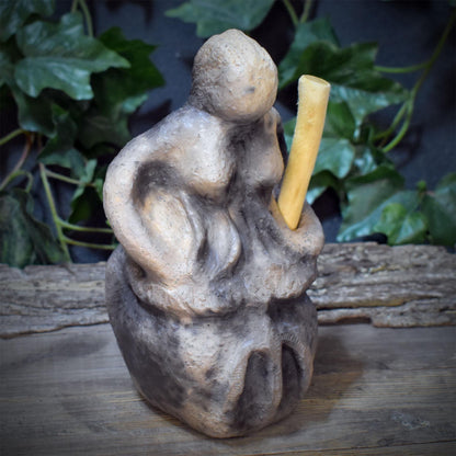 Baba Jaga Skulptur im Mörser aus Keramik, Hexe Altarfigur mit Holzstößel und Hühnerfuß Relief, Unikat SKU335
