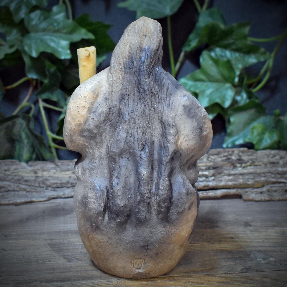 Baba Jaga Skulptur im Mörser aus Keramik, Hexe Altarfigur mit Holzstößel und Hühnerfuß Relief, Unikat SKU335