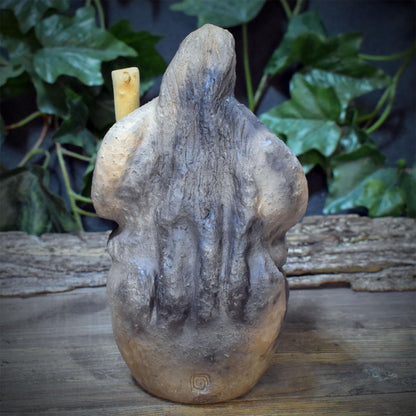 Baba Jaga Skulptur im Mörser aus Keramik, Hexe Altarfigur mit Holzstößel und Hühnerfuß Relief, Unikat SKU335