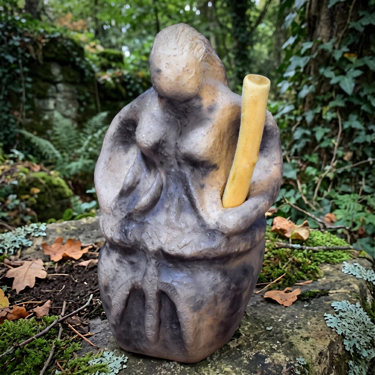 Baba Jaga Skulptur im Mörser aus Keramik, Hexe Altarfigur mit Holzstößel und Hühnerfuß Relief, Unikat SKU335