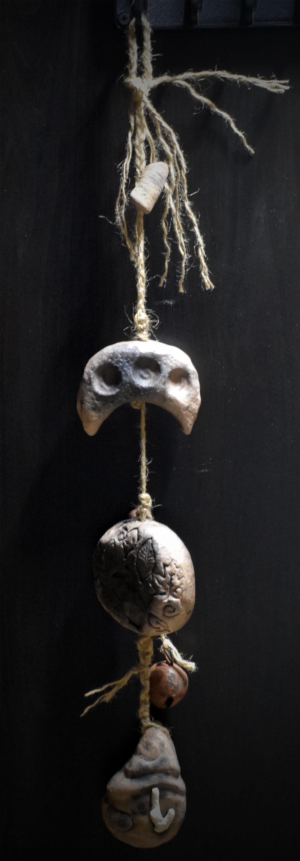 Mond Erde Wasser Wanddeko aus Keramik, Wandbehang mit Ammonit, Koralle und Glocke, Elemente Talisman Unikat HEX064