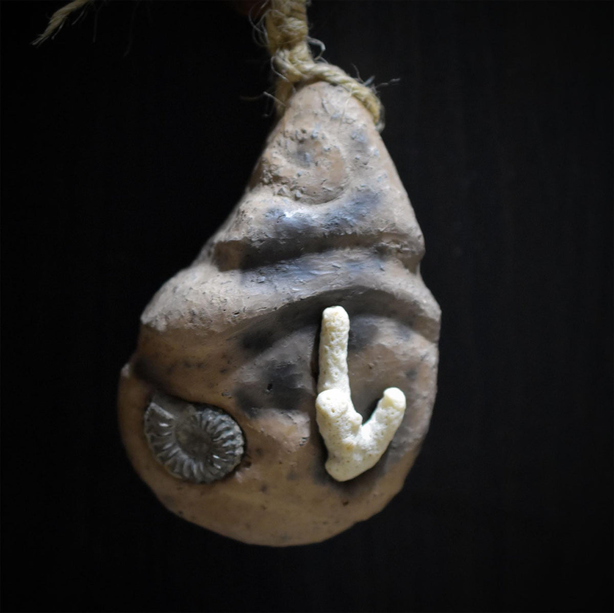 Mond Erde Wasser Wanddeko aus Keramik, Wandbehang mit Ammonit, Koralle und Glocke, Elemente Talisman Unikat HEX064