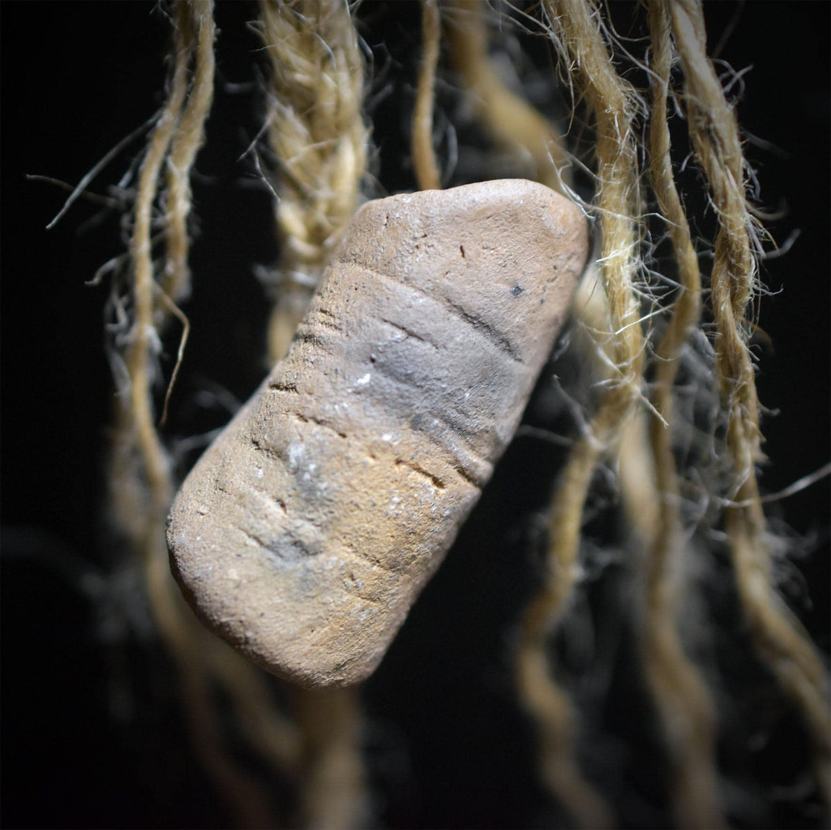 Mond Erde Wasser Wanddeko aus Keramik, Wandbehang mit Ammonit, Koralle und Glocke, Elemente Talisman Unikat HEX064
