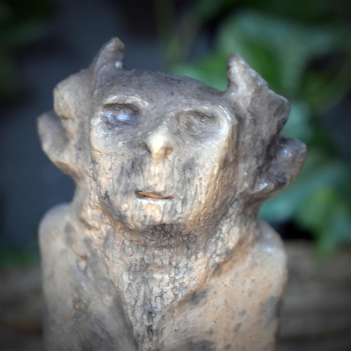 Cernunnos Skulptur aus Keramik, Waldgott Stele als Altarfigur, gehörnter Wächter für Rituale & Erdung, Unikat SKU336