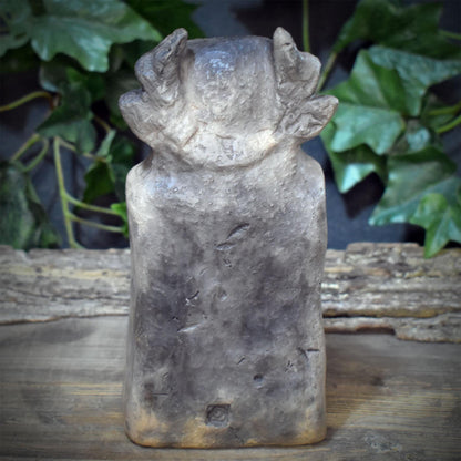 Cernunnos Skulptur aus Keramik, Waldgott Stele als Altarfigur, gehörnter Wächter für Rituale & Erdung, Unikat SKU336