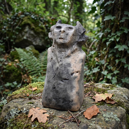 Cernunnos Skulptur aus Keramik, Waldgott Stele als Altarfigur, gehörnter Wächter für Rituale & Erdung, Unikat SKU336