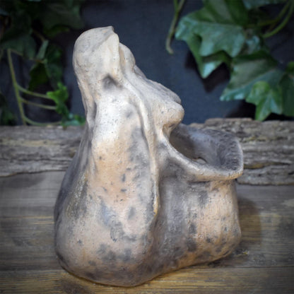 Ceridwen Skulptur aus Keramik, Kessel Altarfigur mit Gabenschale für Rituale, keltische Hüterin der Wandlung, Unikat SKU337