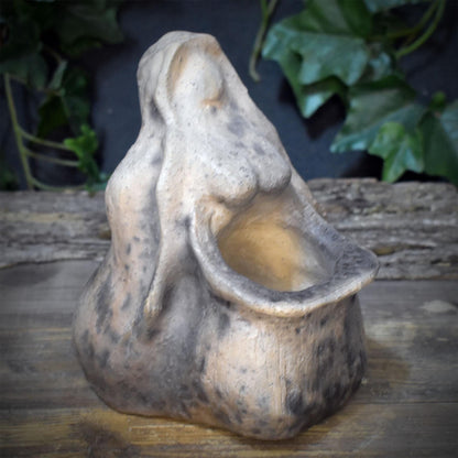 Ceridwen Skulptur aus Keramik, Kessel Altarfigur mit Gabenschale für Rituale, keltische Hüterin der Wandlung, Unikat SKU337