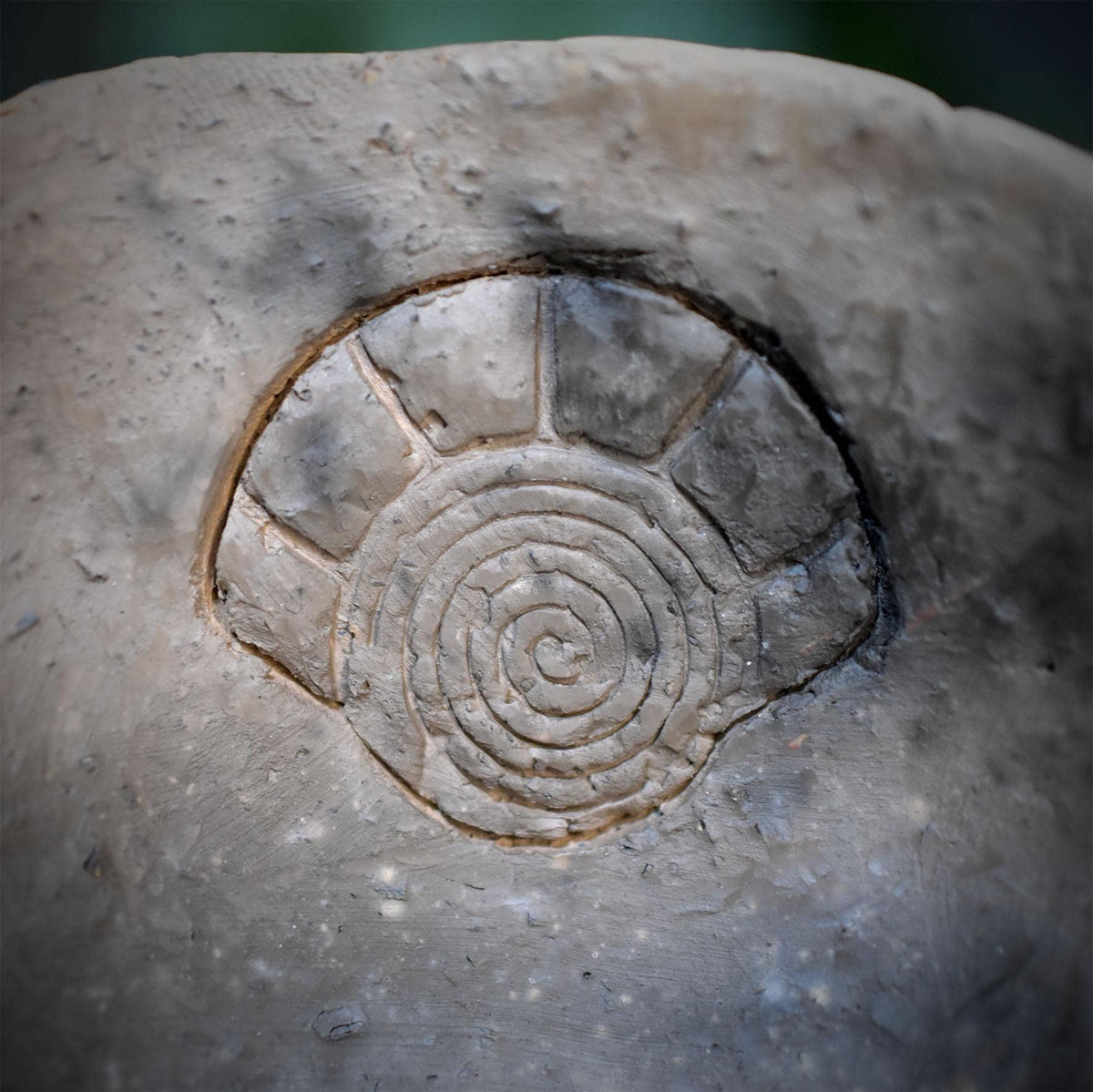 Altar Schrein Opferschale Keramik, Gabenschale mit Sonnenrelief und Höhle für Rituale, archaisches Unikat SCH034